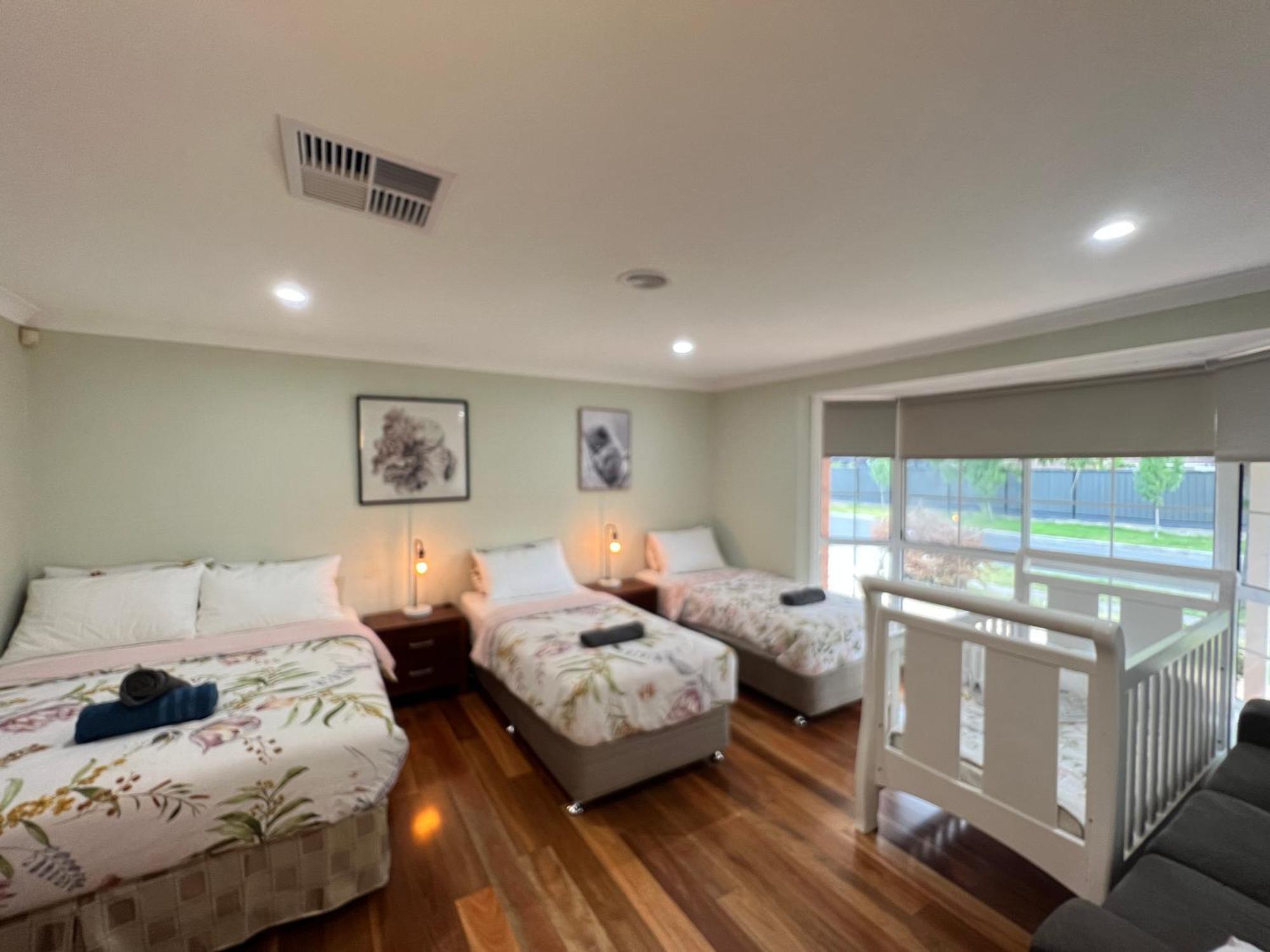 Spacious 6 Bedroom Holiday Home 15 Min Away From Melbourne Airport Sydenham Exterior photo